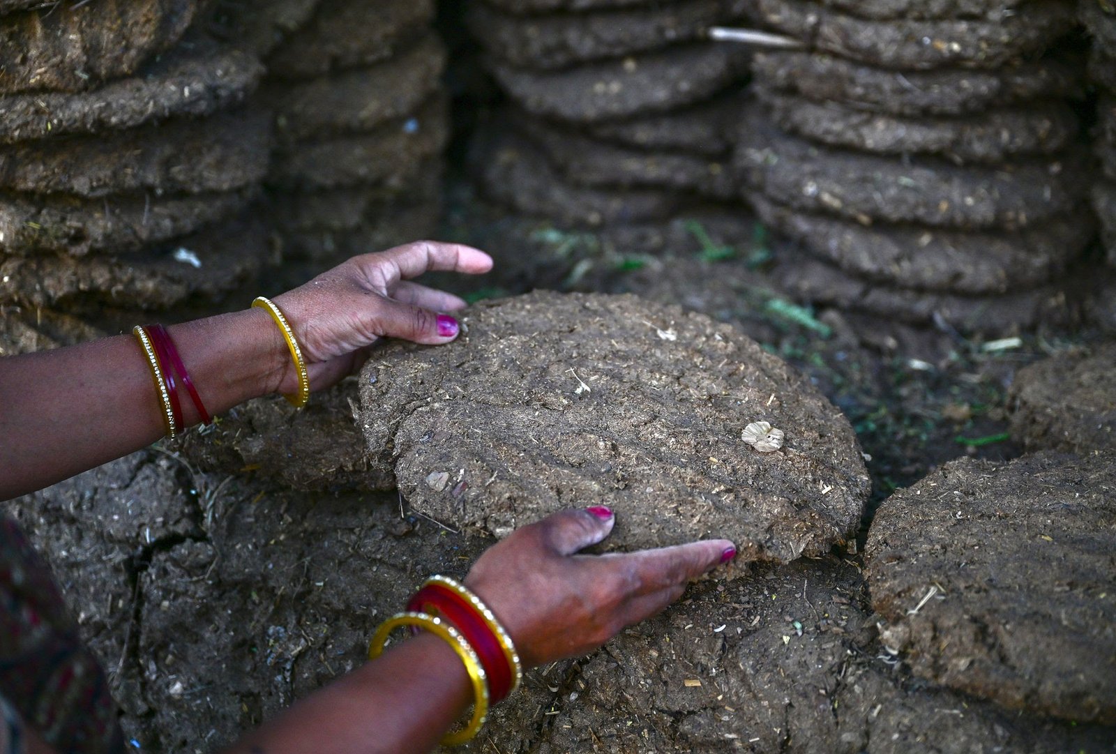 Handmade Cow Dung Gobar Kande Production in Kalaburagi